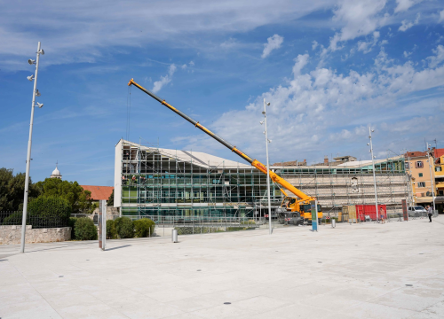 Fotografija 3 - Gradska knjižnica ostaje bez stakala: Pogledajte kako napreduju radovi na glavnom gradskom trgu
