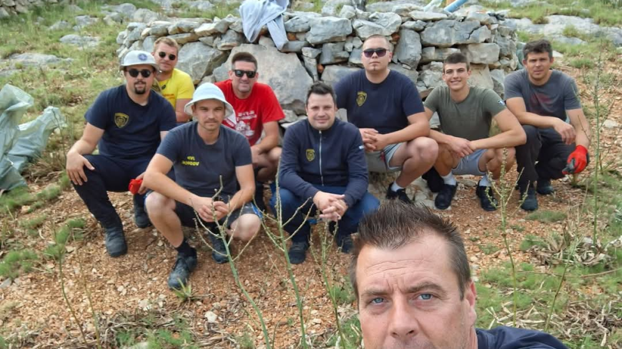 Vodički i tišnjanski vatrogasci u akciji obnove spomen parka u sjećanje na poginule heroje Kornatske tragedije