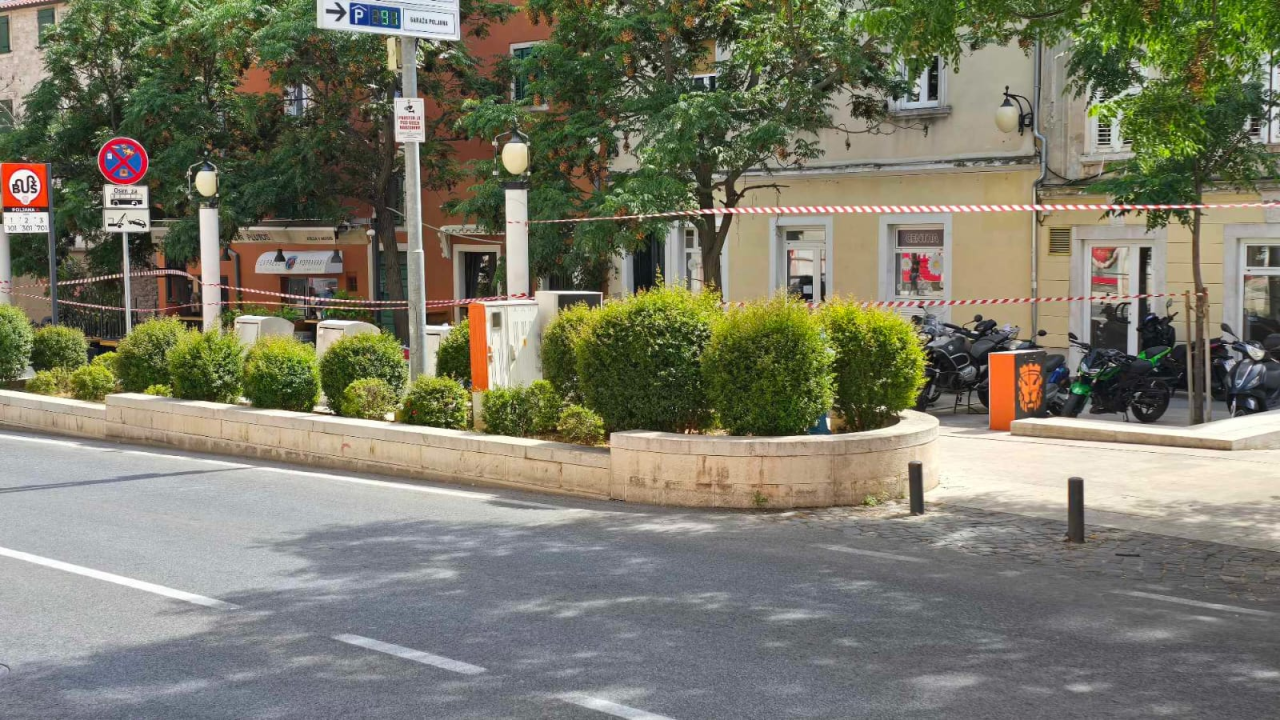 Trake na Starom pazaru: Sutra komunalci peru taj dio i mole vlasnike vozila da uklone motore