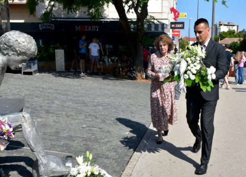 Fotografija 1 - Župan Rakić položio cvijeće kod spomenika Draženu Petroviću i Draženovog koša