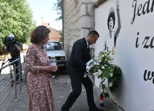 Fotografija 10 - Župan Rakić položio cvijeće kod spomenika Draženu Petroviću i Draženovog koša