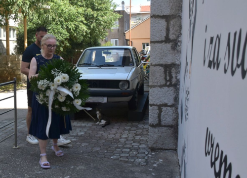 Fotografija 11 - Župan Rakić položio cvijeće kod spomenika Draženu Petroviću i Draženovog koša