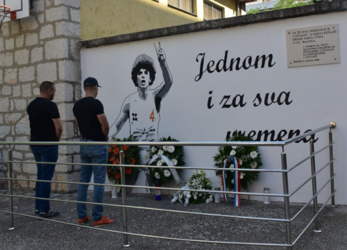 Fotografija 12 - Župan Rakić položio cvijeće kod spomenika Draženu Petroviću i Draženovog koša