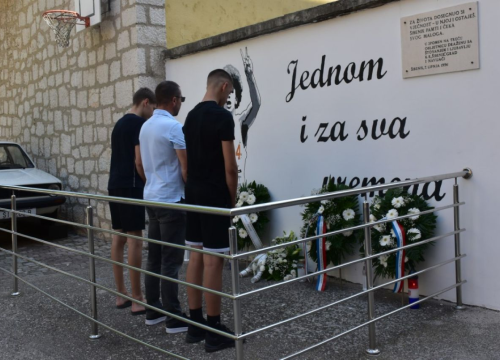 Fotografija 13 - Župan Rakić položio cvijeće kod spomenika Draženu Petroviću i Draženovog koša