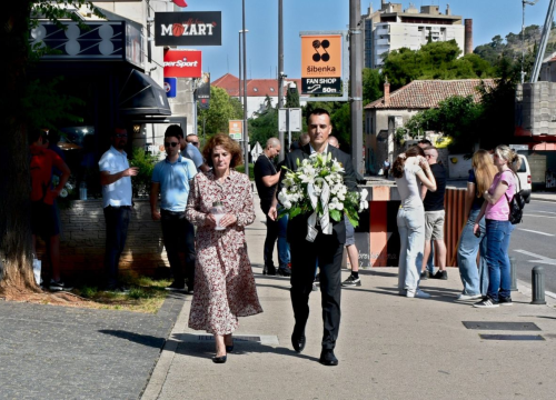 Fotografija 2 - Župan Rakić položio cvijeće kod spomenika Draženu Petroviću i Draženovog koša