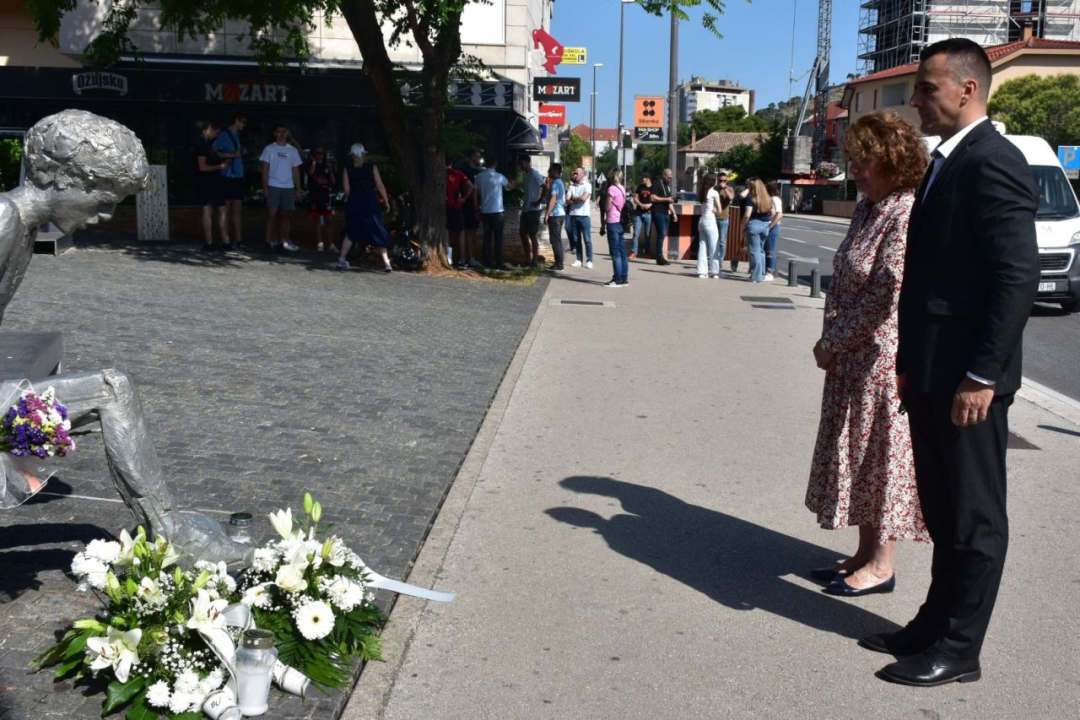 Župan Rakić položio cvijeće kod spomenika Draženu Petroviću i Draženovog koša