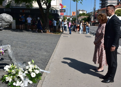 Župan Rakić položio cvijeće kod spomenika Draženu Petroviću i Draženovog koša