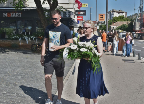Fotografija 3 - Župan Rakić položio cvijeće kod spomenika Draženu Petroviću i Draženovog koša
