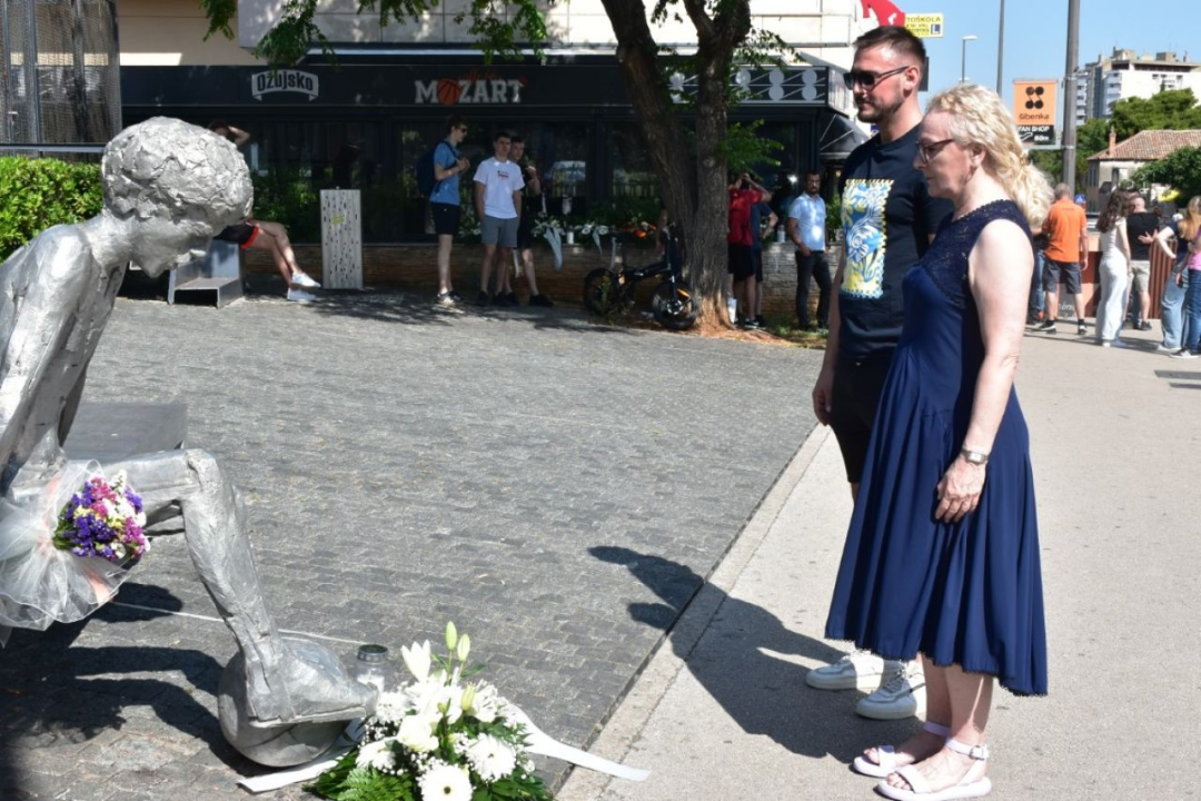 Župan Rakić položio cvijeće kod spomenika Draženu Petroviću i Draženovog koša