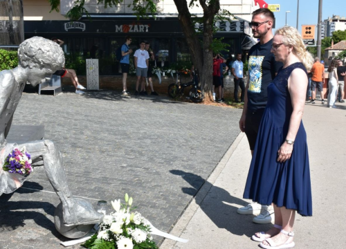 Fotografija 5 - Župan Rakić položio cvijeće kod spomenika Draženu Petroviću i Draženovog koša