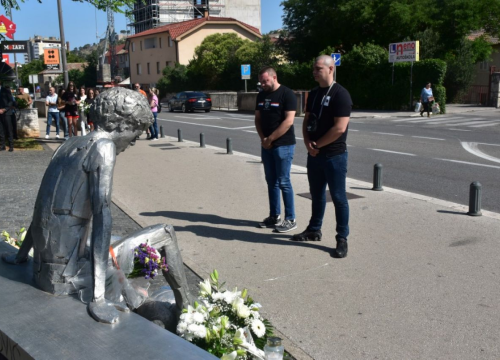 Fotografija 7 - Župan Rakić položio cvijeće kod spomenika Draženu Petroviću i Draženovog koša