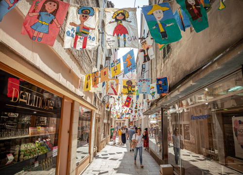 Fotografija 2 - Sve je spremno za 65. MDF: Šarene zastavice stigle na šibenske ulice i najavljuju najveselije doba godine