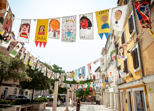 Fotografija 1 - Sve je spremno za 65. MDF: Šarene zastavice stigle na šibenske ulice i najavljuju najveselije doba godine