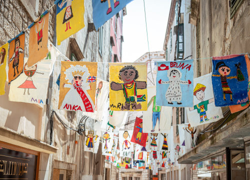 Fotografija 3 - Sve je spremno za 65. MDF: Šarene zastavice stigle na šibenske ulice i najavljuju najveselije doba godine