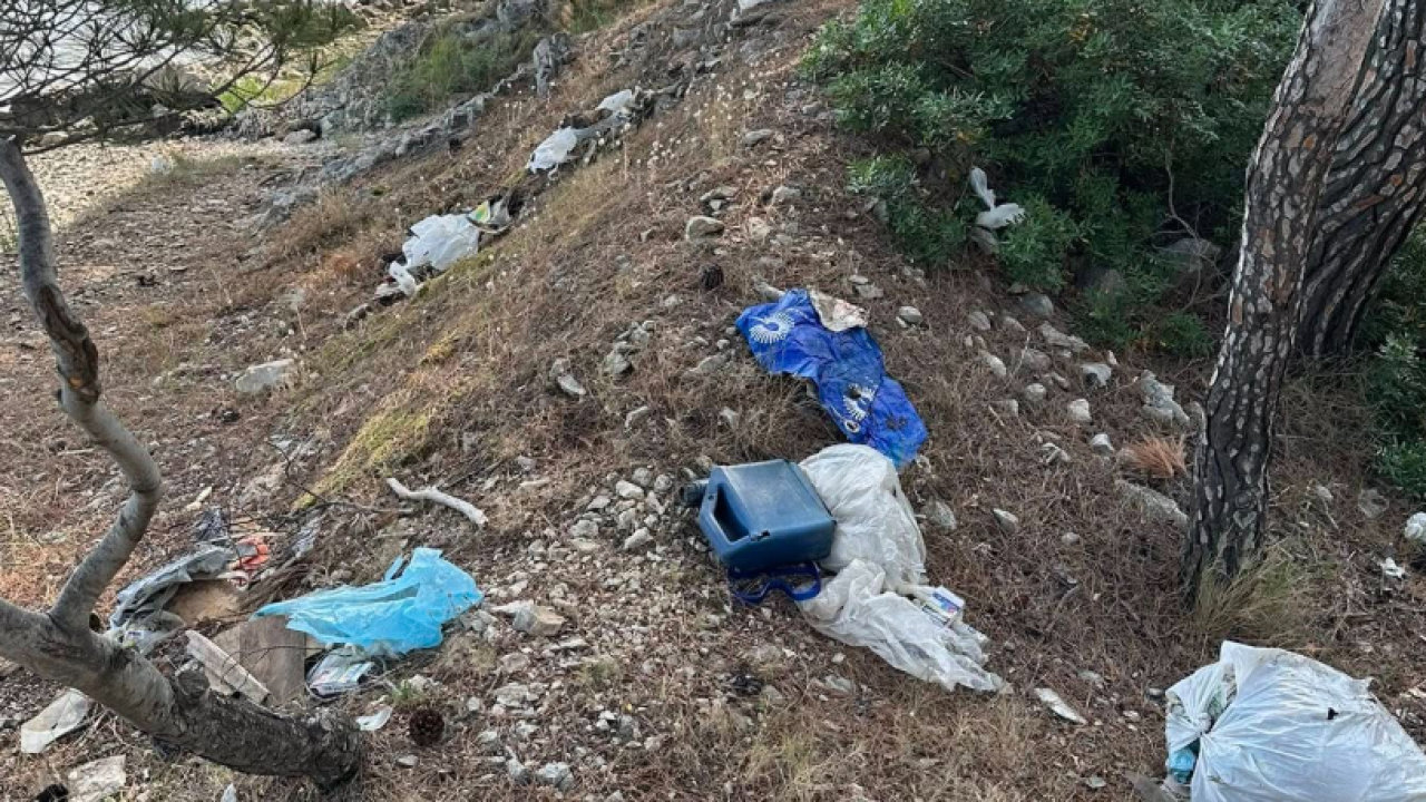 Umjesto šetnje uz more, u uvali Duboka dočekat će vas šetnja uz hrpu smeća