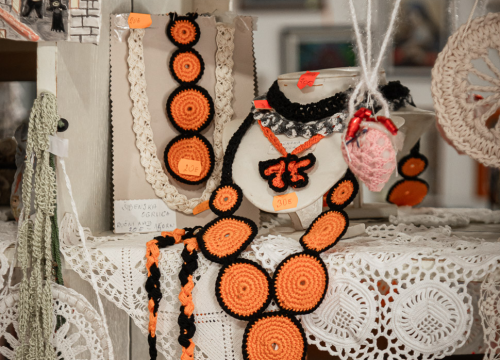 Fotografija 1 - Časna Hilda radi u samostanskoj suvenirnici