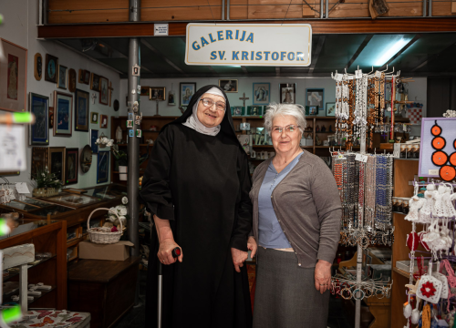 Fotografija 2 - Časna Hilda radi u samostanskoj suvenirnici