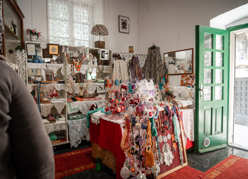 Fotografija 5 - Časna Hilda radi u samostanskoj suvenirnici