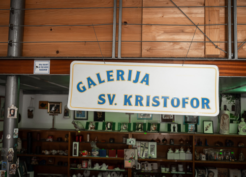 Fotografija 6 - Časna Hilda radi u samostanskoj suvenirnici