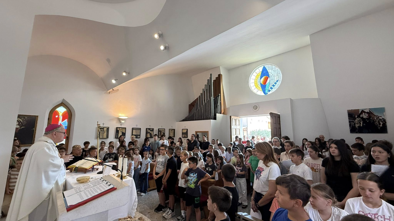 Biskup Rogić predvodio misu za kraj nastavne godine u Katoličkoj osnovnoj školi u Šibeniku