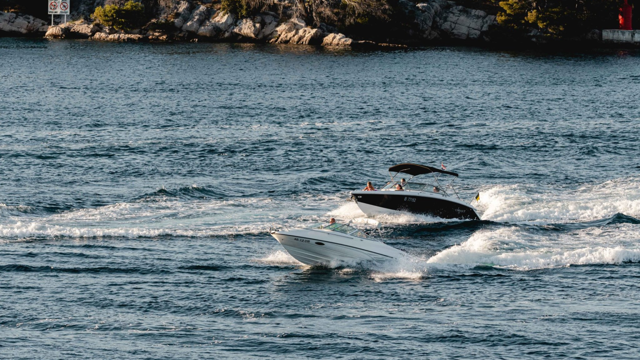 Zbog nedozvoljenog glisiranja u šibenskom akvatoriju policija kaznila 25 osoba