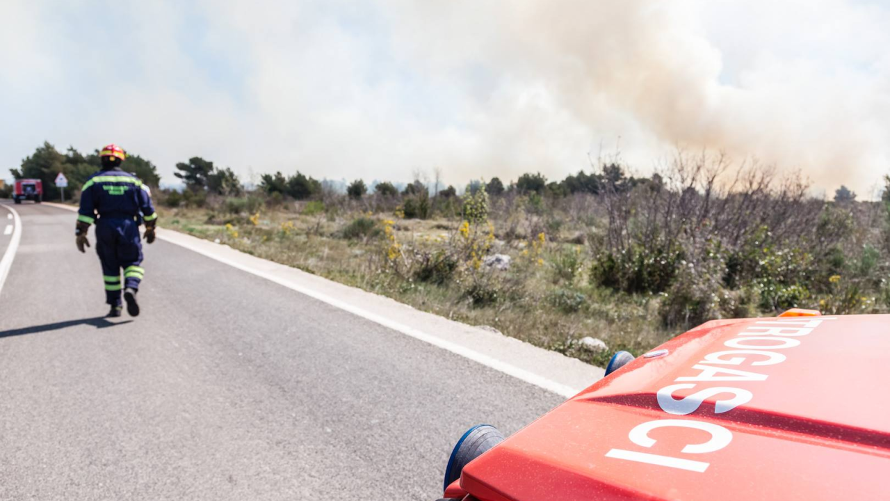 Pritvoren 76-godišnjak osumnjičen za namjerno izazivanje dvaju požara u Bribiru