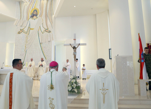 Fotografija 9 - Biskup Rogić predvodio misno slavlje u Kninu povodom blagdana sv. Ante Padovanskog
