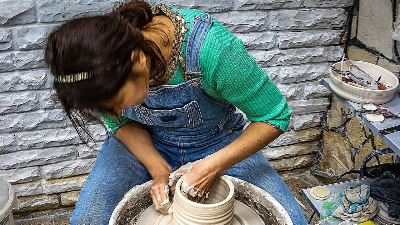 U sporom ritmu otoka i lončarskog kola Daliborka Škevin u Murteru stvara keramiku s dušom