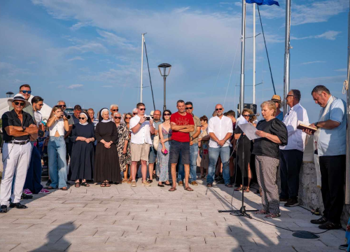 Fotografija 5 - Predstavljen brončani 'Šime': Simbol vodičkih težaka s najljepšim pogledom na more