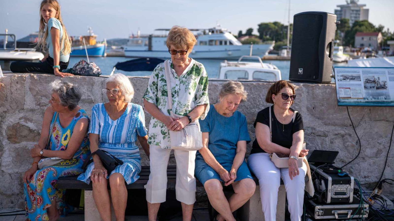 Predstavljen brončani 'Šime': Simbol vodičkih težaka s najljepšim pogledom na more