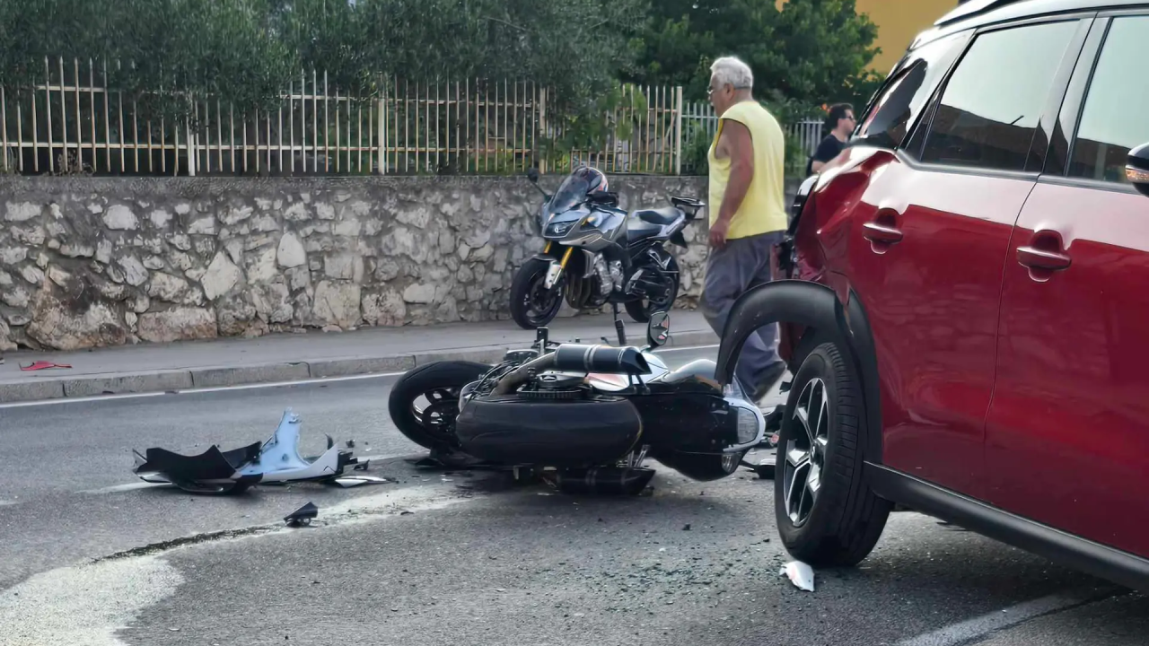 Motociklistu (40) lakše ozlijeđenom u jučerašnjoj prometnoj nesreći utvrđena droga u organizmu, završio u zatvoru