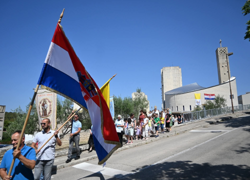 Fotografija 20 - U župi sv. Ante Padovanskog proslavljeno Tijelovo, uslijedila je procesija Šubićevcem