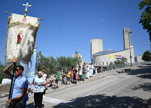 Fotografija 19 - U župi sv. Ante Padovanskog proslavljeno Tijelovo, uslijedila je procesija Šubićevcem