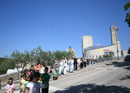 Fotografija 18 - U župi sv. Ante Padovanskog proslavljeno Tijelovo, uslijedila je procesija Šubićevcem