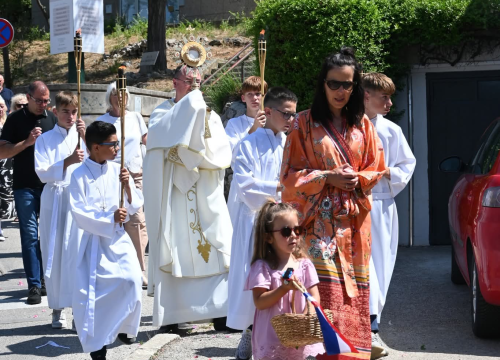 Fotografija 17 - U župi sv. Ante Padovanskog proslavljeno Tijelovo, uslijedila je procesija Šubićevcem