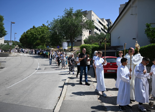 Fotografija 16 - U župi sv. Ante Padovanskog proslavljeno Tijelovo, uslijedila je procesija Šubićevcem