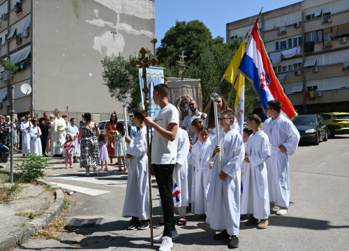 Fotografija 12 - U župi sv. Ante Padovanskog proslavljeno Tijelovo, uslijedila je procesija Šubićevcem
