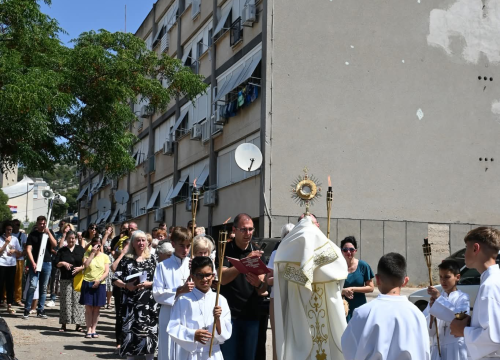 Fotografija 11 - U župi sv. Ante Padovanskog proslavljeno Tijelovo, uslijedila je procesija Šubićevcem
