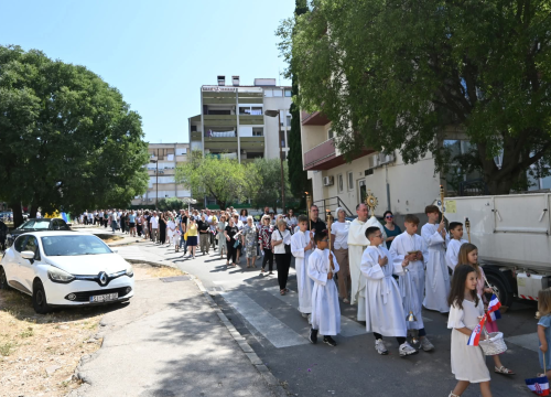 Fotografija 8 - U župi sv. Ante Padovanskog proslavljeno Tijelovo, uslijedila je procesija Šubićevcem