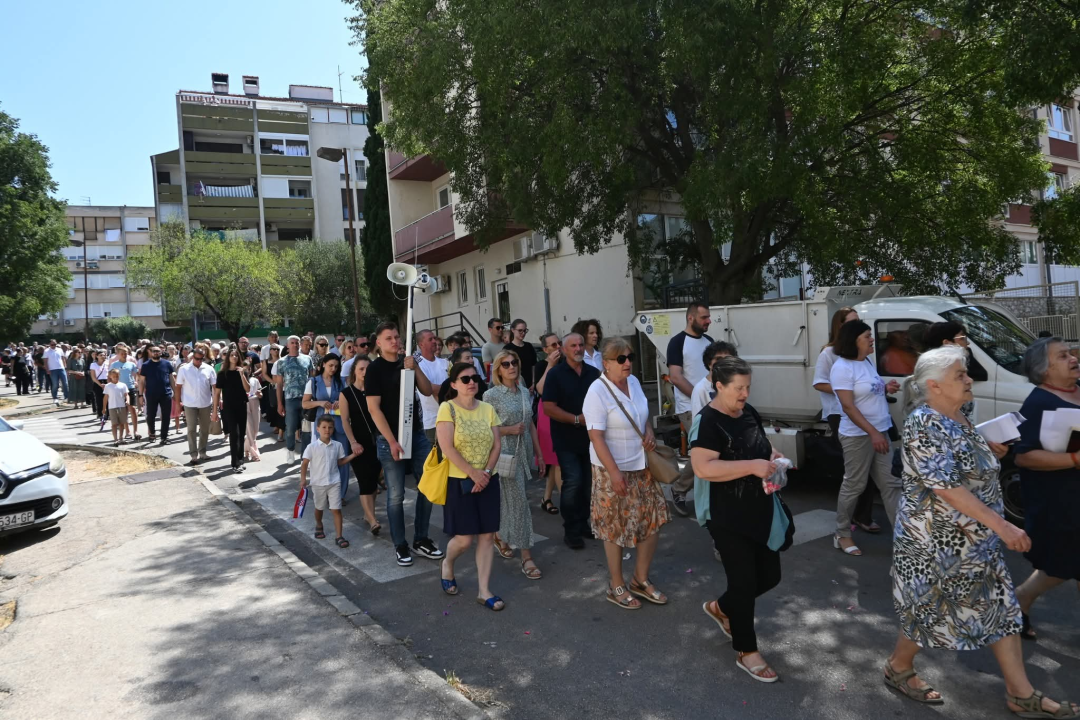 U župi sv. Ante Padovanskog proslavljeno Tijelovo, uslijedila je procesija Šubićevcem