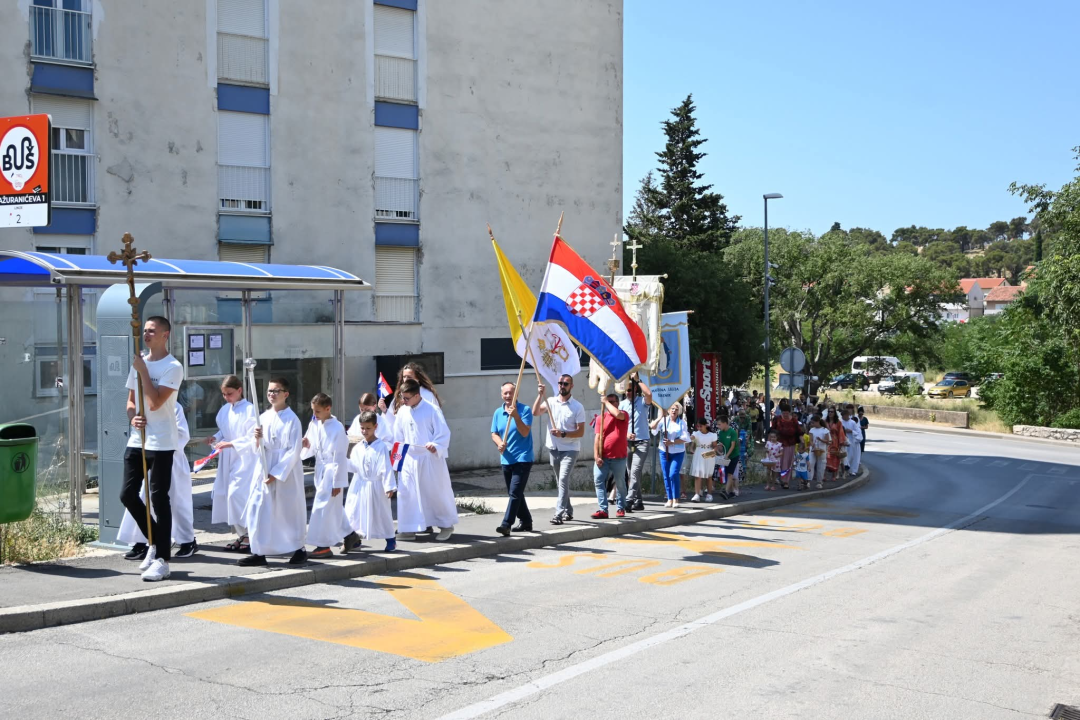 U župi sv. Ante Padovanskog proslavljeno Tijelovo, uslijedila je procesija Šubićevcem