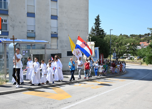 Fotografija 6 - U župi sv. Ante Padovanskog proslavljeno Tijelovo, uslijedila je procesija Šubićevcem