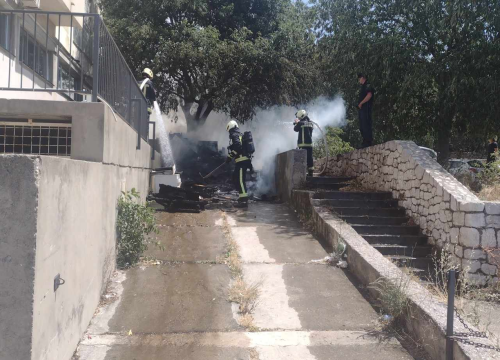 Fotografija 2 - Zapalio se drveni otpad kod Bermuda