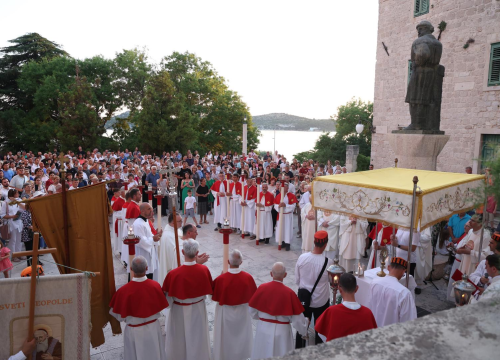 Nakon misnog slavlja u katedrali šibenskom kalelargom prošla Tijelovska procesija