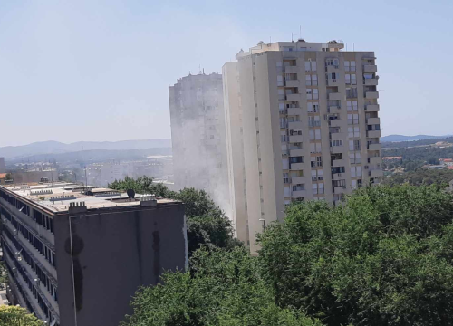 Fotografija 1 - Zapalio se drveni otpad kod Bermuda