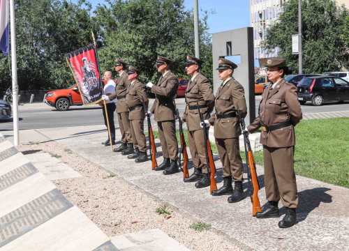 Fotografija 2 - Položeni vijenci na Baldekinu povodom 34. obljetnice osnutka slavne 113. brigade HV