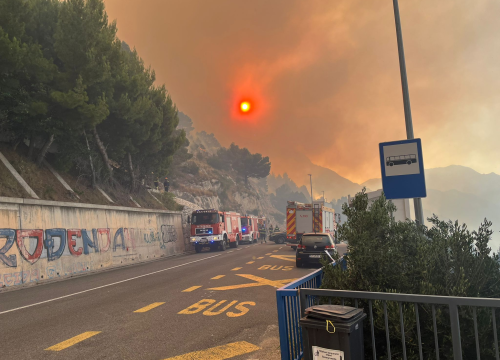 Fotografija 2 - Ogroman požar u Pisku, vatrogascima bura otežava posao: Zatvoren promet na magistrali