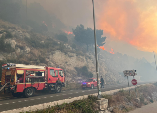 Fotografija 4 - Ogroman požar u Pisku, vatrogascima bura otežava posao: Zatvoren promet na magistrali