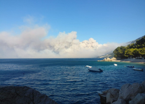 Fotografija 3 - Ogroman požar u Pisku, vatrogascima bura otežava posao: Zatvoren promet na magistrali
