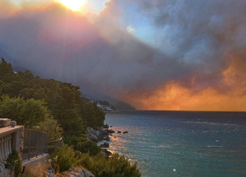 Fotografija 1 - Ogroman požar u Pisku, vatrogascima bura otežava posao: Zatvoren promet na magistrali